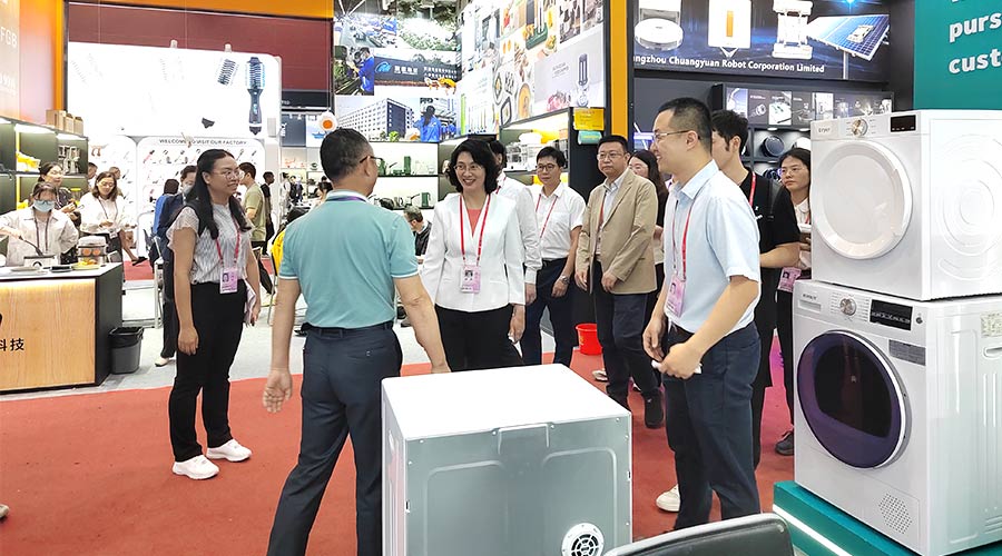 廣交會(huì)迎來(lái)大咖！江門(mén)市市長(zhǎng)親臨金環(huán)電器展位參觀(guān)交流